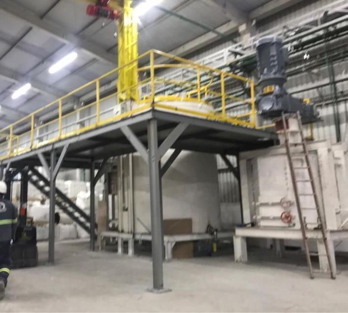 Planta do moinho octogonal instalada em galpão industrial, com plataforma amarela