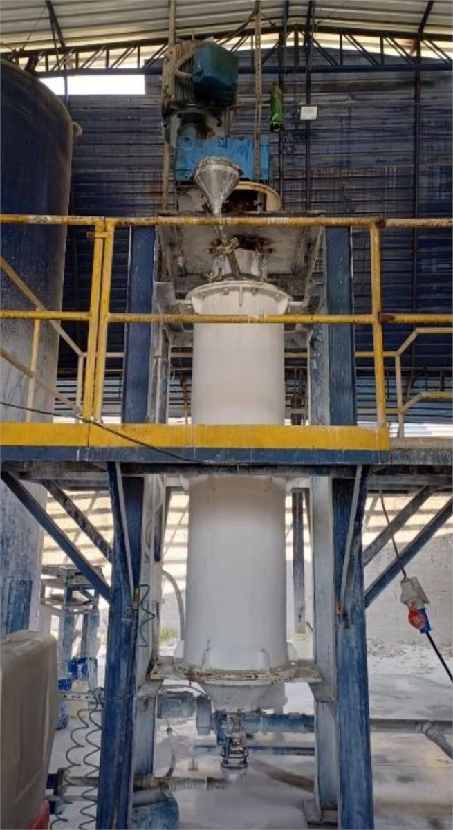 Moinho vertical em operação com estrutura azul