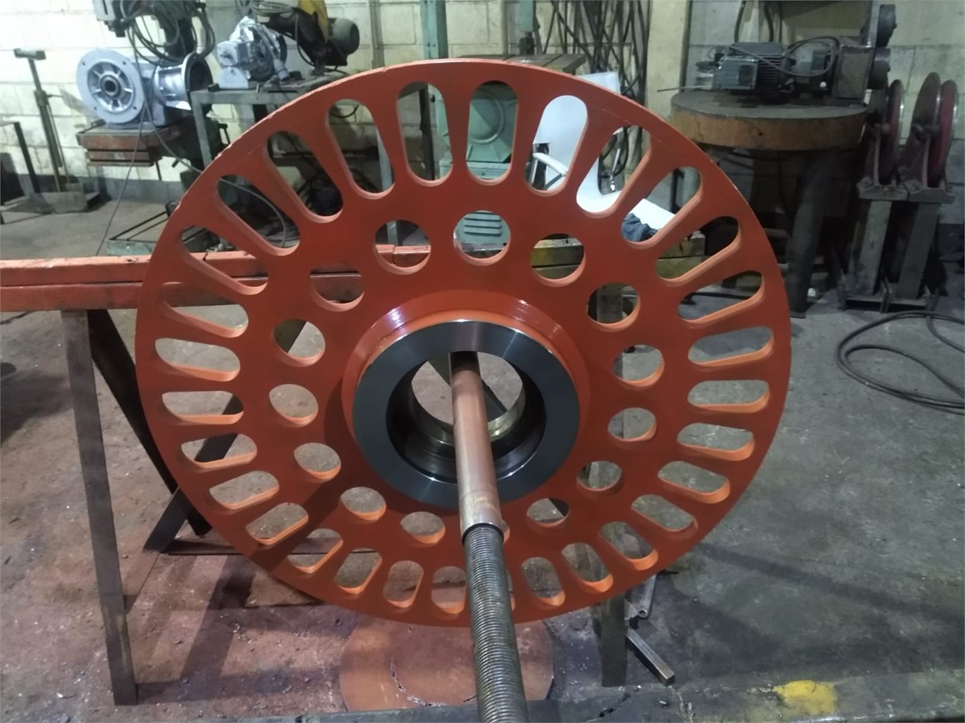 Volante de grande diâmetro usinado, com eixo roscado e bucha montada